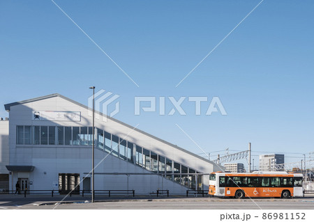 名鉄土橋駅　駅舎と南口前のバス乗り場　愛知県豊田市 86981152