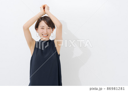 ノースリーブの女性 白背景 ノースリーブの女性 白背景 86981281