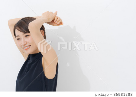 ノースリーブの女性 白背景 ノースリーブの女性 白背景 86981288