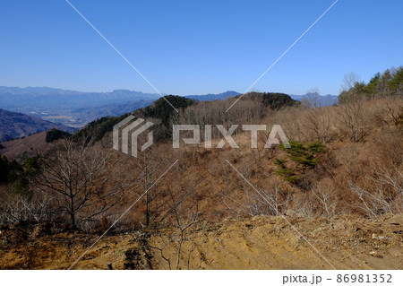 釜伏山から両神山を望む 86981352