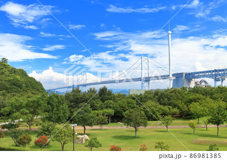 【香川県】晴天下の瀬戸大橋記念公園と瀬戸大橋 86981385