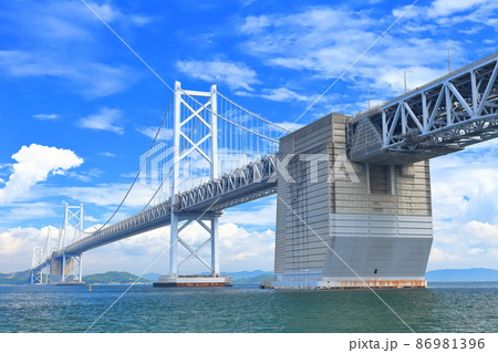 【香川県】晴天下の瀬戸大橋（南備讃瀬戸大橋と北備讃瀬戸大橋） 86981396