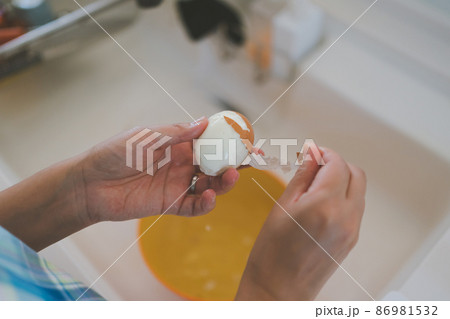 ゆで卵の殻をむく主婦 86981532