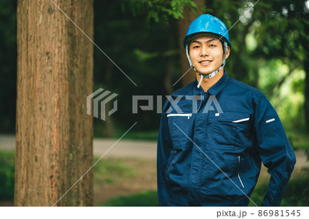 ヘルメットをかぶる公園整備工事業者 86981545