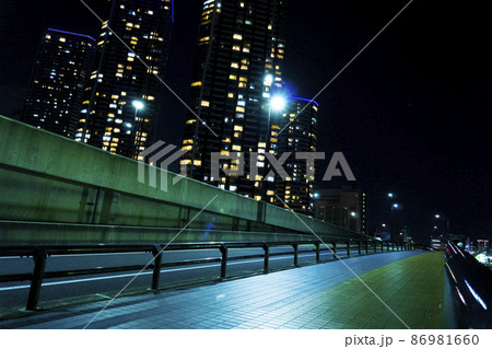 都心の川沿いのタワーマンションが立ち並ぶ夜景の風景_30 都心の川沿いのタワーマンションが立ち並ぶ夜景の風景_30 86981660