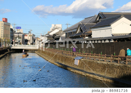 栃木市巴波川沿いの蔵が続く町並みを進む遊覧船 86981716