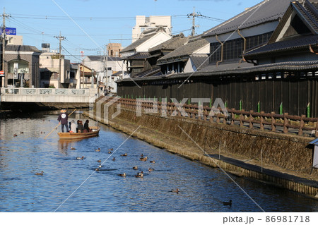 栃木市巴波川沿いの蔵が続く町並みを進む遊覧船 86981718
