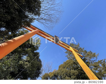 川越氷川神社の大きな鳥居 川越氷川神社の大きな鳥居 86982390