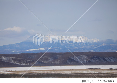 冬の釧路湿原と雌阿寒岳 86982863
