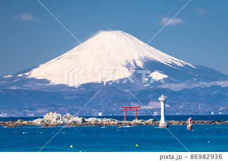 《神奈川県》富士山と大海原・森戸海岸の眺め 《神奈川県》富士山と大海原・森戸海岸の眺め 86982936