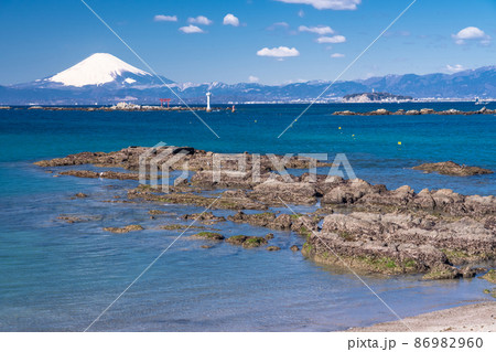 《神奈川県》富士山と大海原・森戸海岸の眺め 86982960