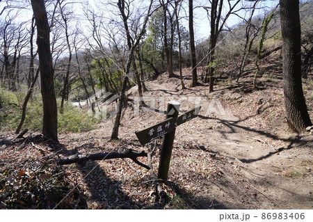 太田市 八王子丘陵ハイキング道 唐沢山から菅塩峠を経て籾山峠へ 籾山峠まで0.1kmの親切な標識 太田市 八王子丘陵ハイキング道 唐沢山から菅塩峠を経て籾山峠へ 籾山峠まで0.1kmの親切な標識 86983406