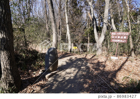 桐生市　八王子丘陵　籾山峠から茶臼山ハイキングコース　庚申塔付近の標識 86983427