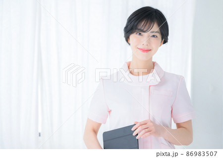 美容系ナースや看護師のイメージに使いやすい女性のポートレート 左にコピースペースあり ピンク 美容系ナースや看護師のイメージに使いやすい女性のポートレート 左にコピースペースあり ピンク 86983507