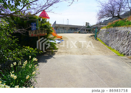 岡山県最南端の島・六島　笠岡市立六島小学校と【廃校】笠岡市立六島中学校2　岡山県笠岡市 86983758