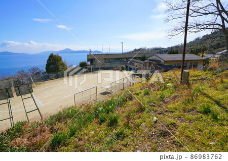 岡山県最南端の島・六島　笠岡市立六島小学校と【廃校】笠岡市立六島中学校　岡山県笠岡市 86983762