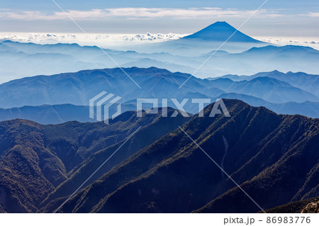 南アルプス・間ノ岳山頂から見る富士山 86983776