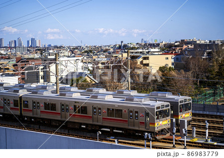 東急電鉄鷺沼車庫ので待機する首都圏通勤電車 86983779