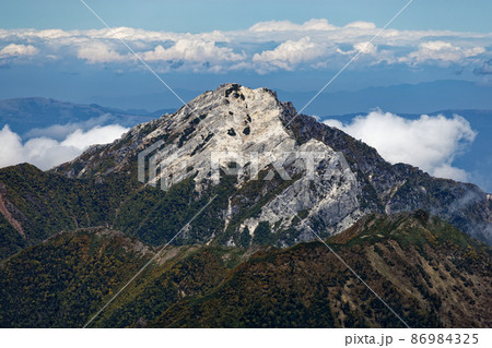南アルプス・北岳山頂から見る秋色の甲斐駒ヶ岳 86984325