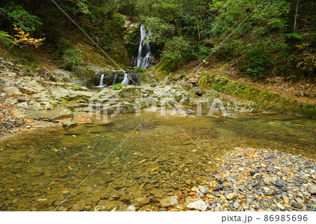 晩秋の琴弾の滝の全景9 岡山県美作市 晩秋の琴弾の滝の全景9 岡山県美作市 86985696