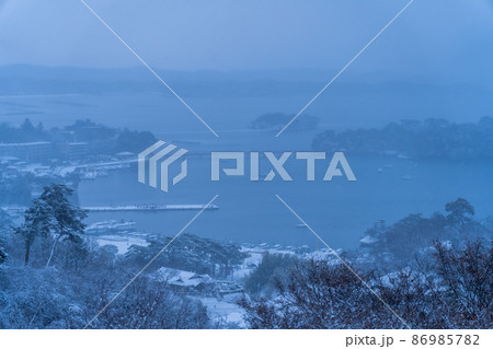 日本三景・松島 西行戻しの松公園から望む松島湾 冬の雪景色(宮城県松島町) 日本三景・松島 西行戻しの松公園から望む松島湾 冬の雪景色(宮城県松島町) 86985782