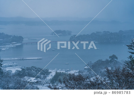 日本三景・松島 西行戻しの松公園から望む松島湾 冬の雪景色(宮城県松島町) 日本三景・松島 西行戻しの松公園から望む松島湾 冬の雪景色(宮城県松島町) 86985783