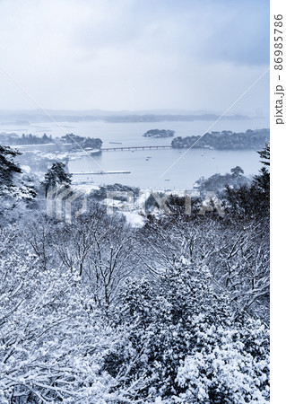 日本三景・松島 西行戻しの松公園から望む松島湾 冬の雪景色（宮城県