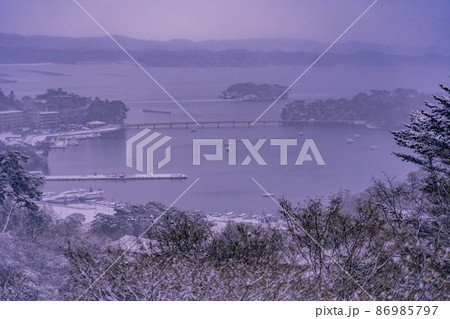日本三景・松島 西行戻しの松公園から望む松島湾 冬の雪景色(宮城県松島町) 日本三景・松島 西行戻しの松公園から望む松島湾 冬の雪景色(宮城県松島町) 86985797