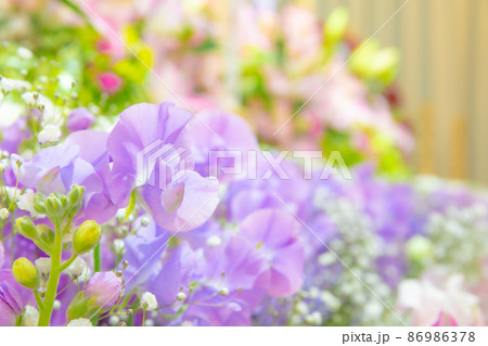 葬儀場の花祭壇 86986378