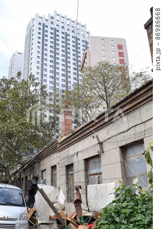 旧市街の戸建住宅と高層マンション(中国・大連) 旧市街の戸建住宅と高層マンション(中国・大連) 86986668