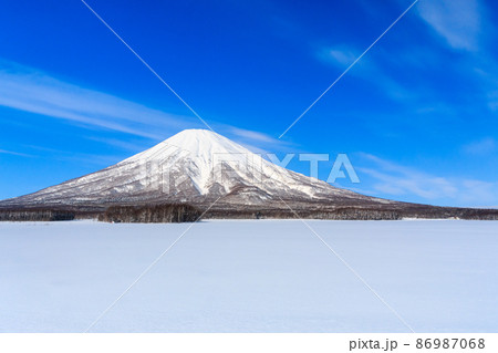 北海道喜茂別町、雪原にそびえる冬の羊蹄山【2月】 北海道喜茂別町、雪原にそびえる冬の羊蹄山【2月】 86987068