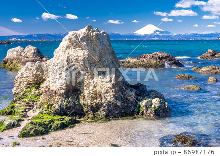 《神奈川県》富士山と大海原・森戸海岸の眺め 86987176