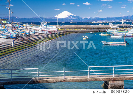 《神奈川県》富士山と釣り船・真名瀬漁港 86987320