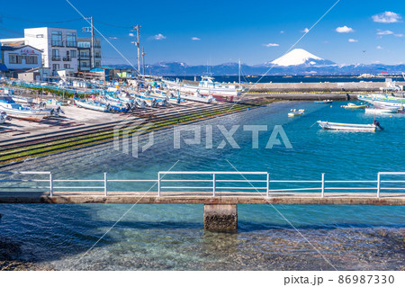 《神奈川県》富士山と釣り船・真名瀬漁港 86987330