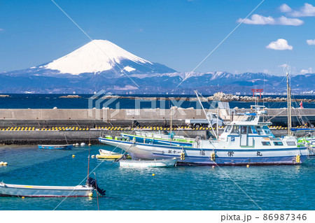 《神奈川県》富士山と釣り船・真名瀬漁港 86987346