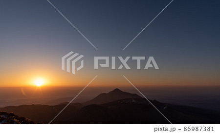 朝焼けに染まる冬の韓国岳 86987381