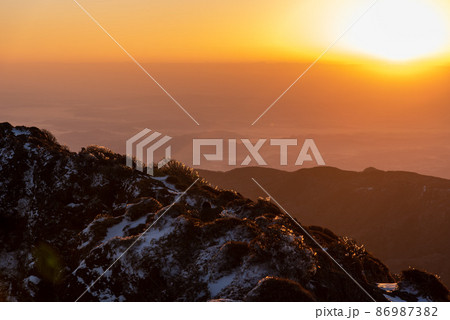 朝焼けに染まる冬の韓国岳 86987382