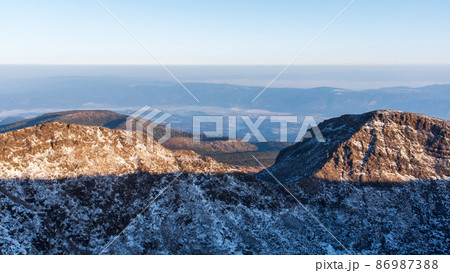 朝焼けに染まる冬の韓国岳 86987388