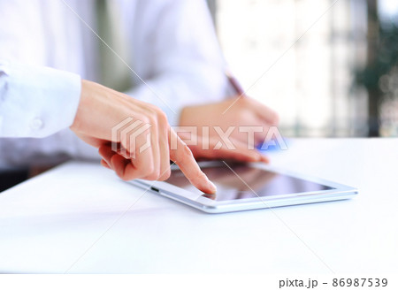 Close-up of a modern business team using tablet computer to work 86987539