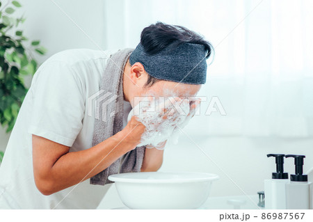 泡洗顔する男性(洗顔料) 泡洗顔する男性(洗顔料) 86987567