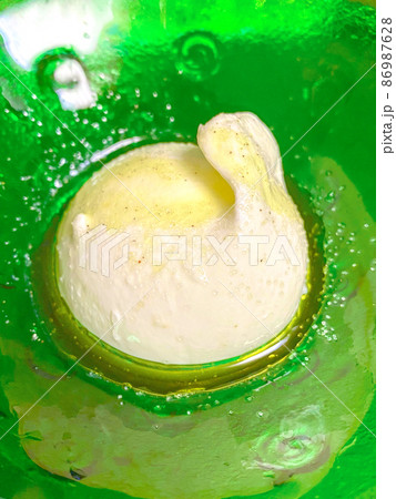 塩こしょうとオリーブオイルをかけたブラータチーズ 塩こしょうとオリーブオイルをかけたブラータチーズ 86987628