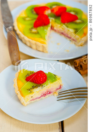 kiwi and strawberry pie tart 86987892