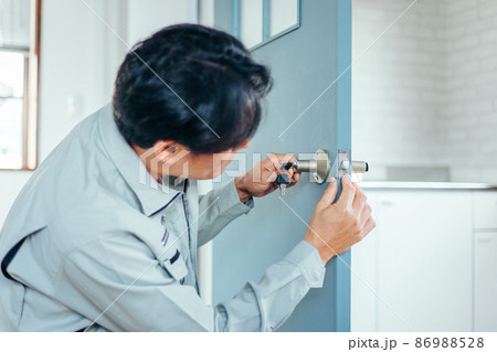 鍵の工事をする男性 鍵の工事をする男性 86988528