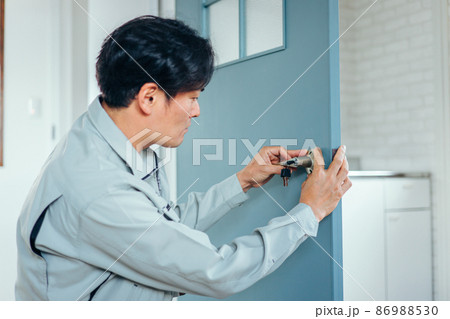 鍵の工事をする男性 86988530