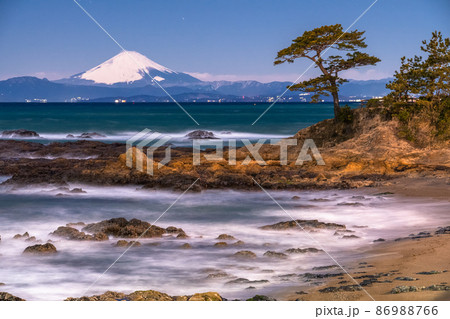 《神奈川県》富士山と海岸線・立石公園 86988766