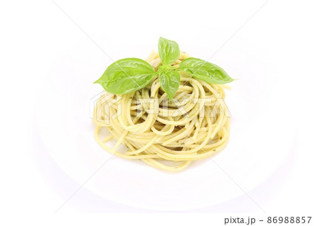 スパゲッティ パスタ ジェノベーゼ バジルソース 明るい背景 ランチ スパゲッティ パスタ ジェノベーゼ バジルソース 明るい背景 ランチ 86988857