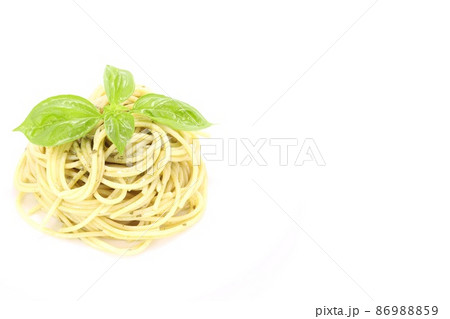 スパゲッティ パスタ ジェノベーゼ バジルソース 明るい背景 ランチ スパゲッティ パスタ ジェノベーゼ バジルソース 明るい背景 ランチ 86988859