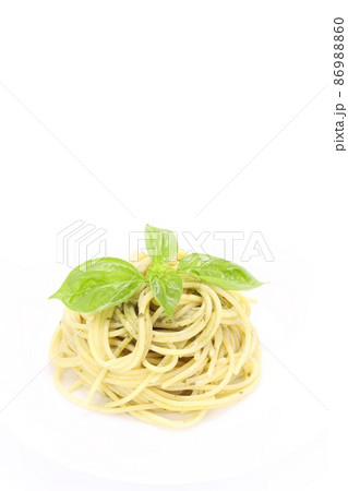 スパゲッティ　パスタ　ジェノベーゼ　バジルソース　明るい背景　ランチ 86988860