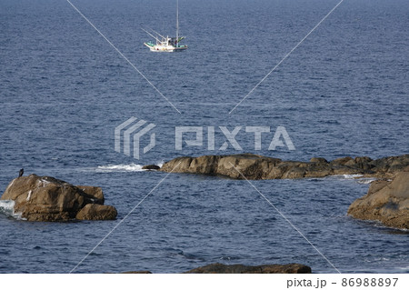 羽根岬沖を走行する漁船 羽根岬沖を走行する漁船 86988897