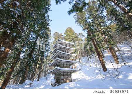 森の中　圧倒的存在感の羽黒山五重塔　冬景色　山形県 86988971